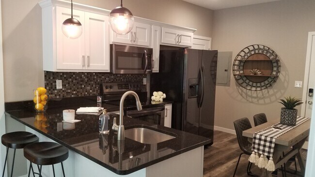 Building Photo - Fresh Paint and New Flooring 2 bedroom 2 bath Luxury Apartment Branson MO