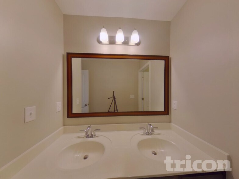 Building Photo - 583 Goldstone Ln