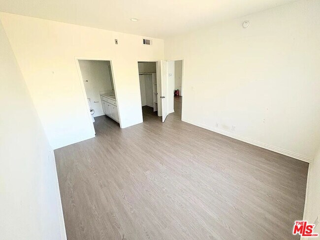 Building Photo - 1585 Manning Ave