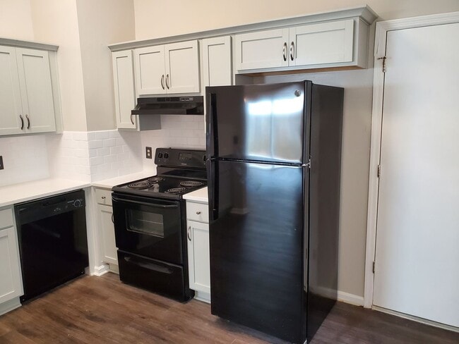 Building Photo - 3 bedroom, 2 bath off of White Bluff!