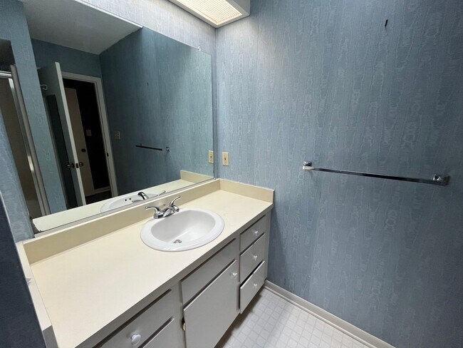 Building Photo - Charming 2BD, 2BA Durham Townhome South of Duke University