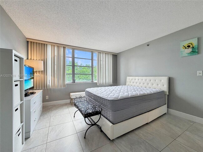 Building Photo - 3300 W Rolling Hills Cir
