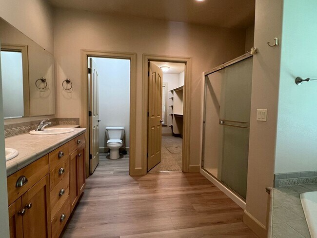 Building Photo - Beautiful 4 bed 3.5 bath home in Eagle jus...