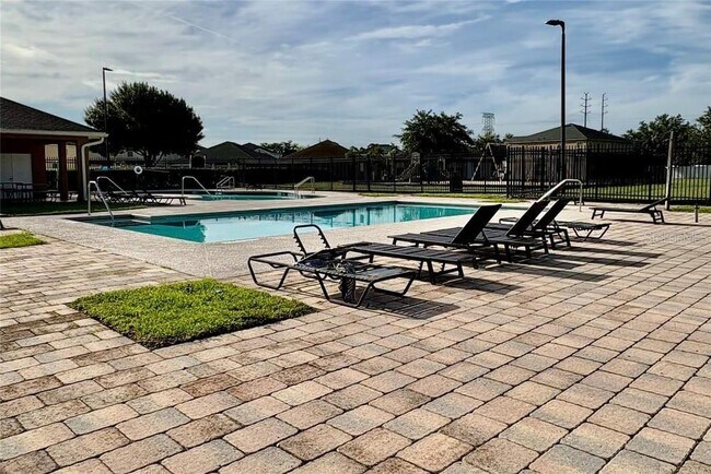 Building Photo - 2831 Village Pine Terrace