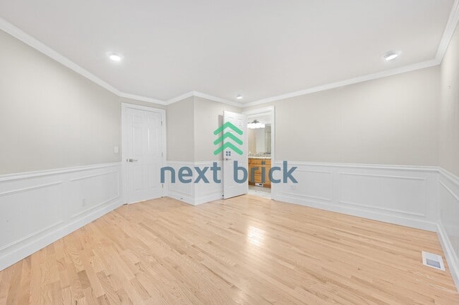 Building Photo - Lake Sammamish View Home with Spacious Decks in Prime Bellevue Location