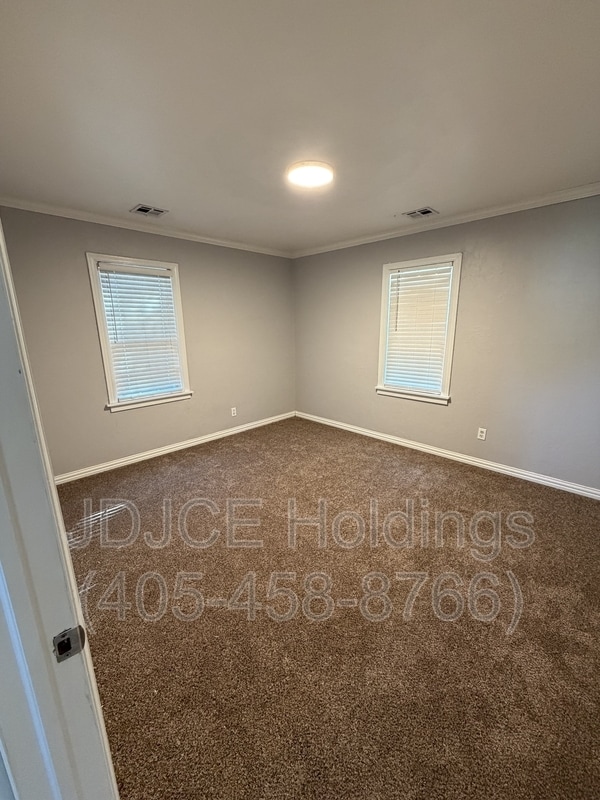 Building Photo - 906 N Lilac Ln