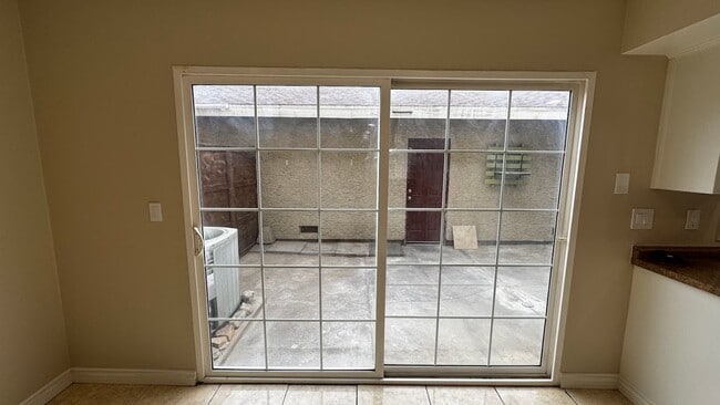 Building Photo - Newly Renovated Spacious 3-Bedroom Townhom...