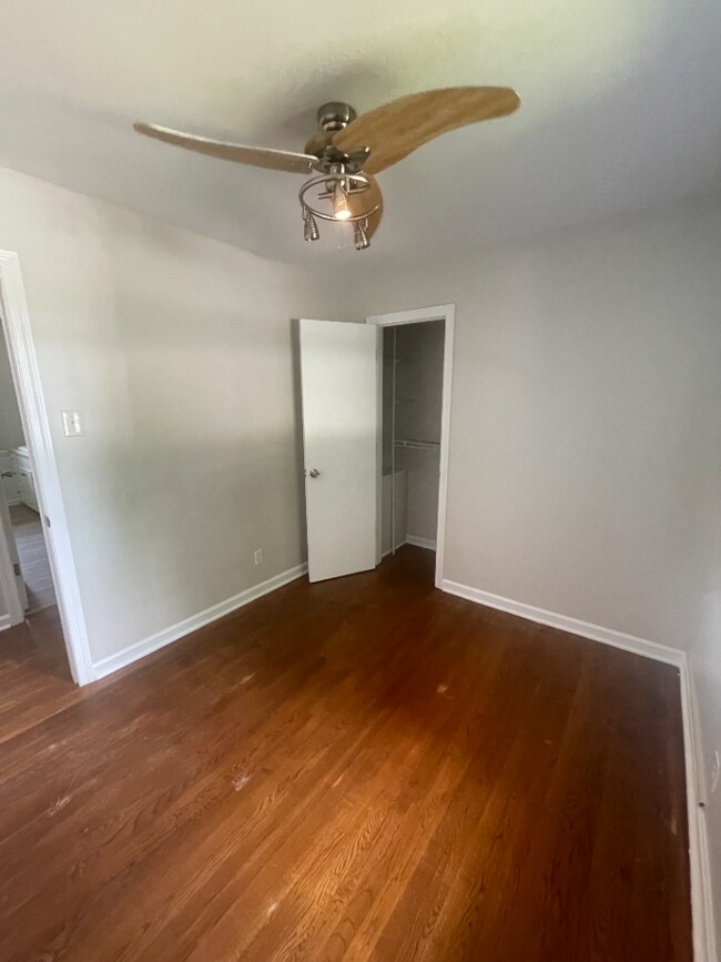 Building Photo - 4 bedroom house with fenced in yard and storage galore 8 minutes from Liberty University and Ward...