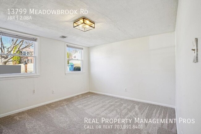 Building Photo - 3 Bed Single Family Home w/ Fenced in Back...