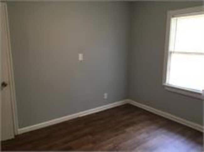 Building Photo - 805 Pamela Dr