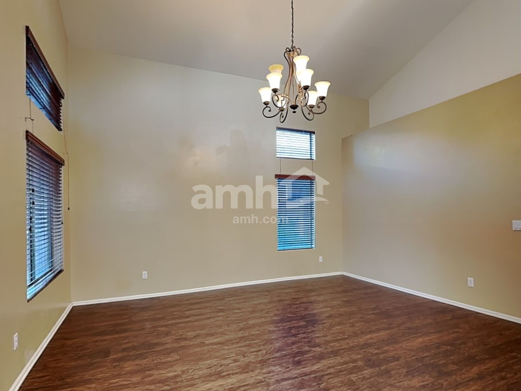 Building Photo - 433 E Penny Ln