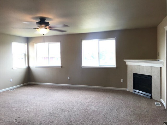 Building Photo - Beautiful Spacious 4BD/2.5BA Home