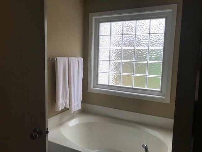 Building Photo - 121 Sonoma Way