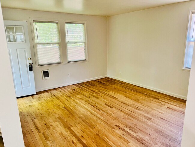 Building Photo - Crisp Duplex, offstreet parking, great backyard too.