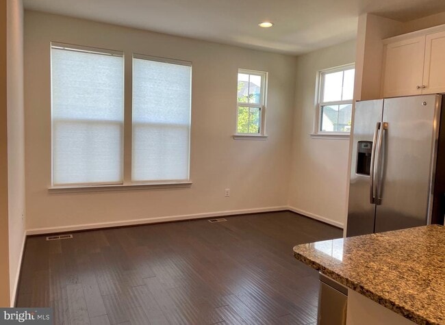 Building Photo - 43373 Southland St