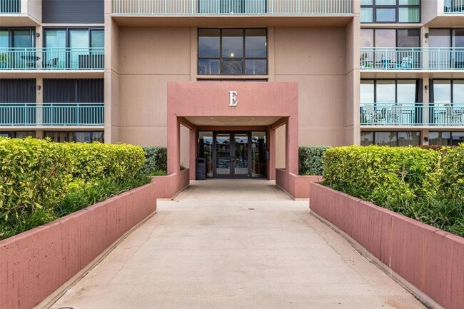 Building Photo - 1 Key Capri