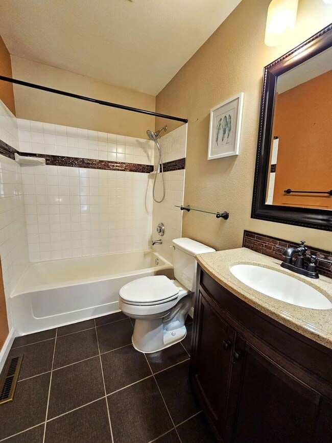 Building Photo - Beautiful 3 Bed 2.5 Bath Townhome in Beaut...
