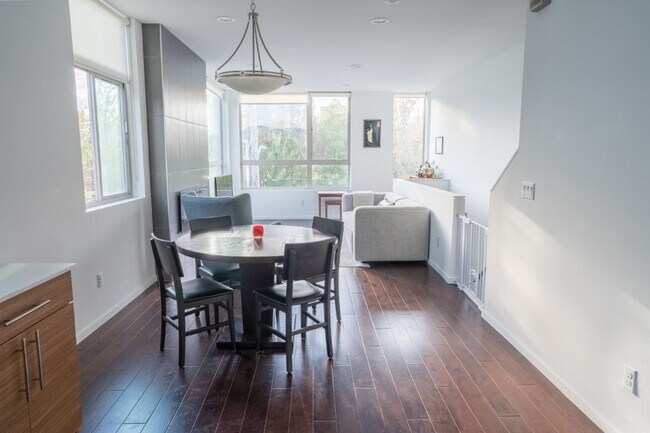 Building Photo - 3Bd/3.25Ba Seattle