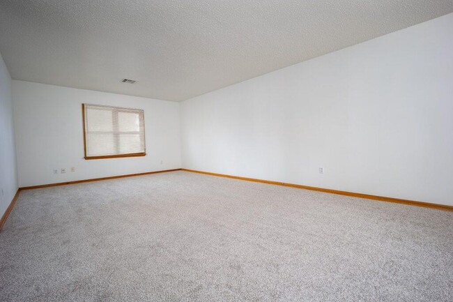 Building Photo - 1020 E Hurd St