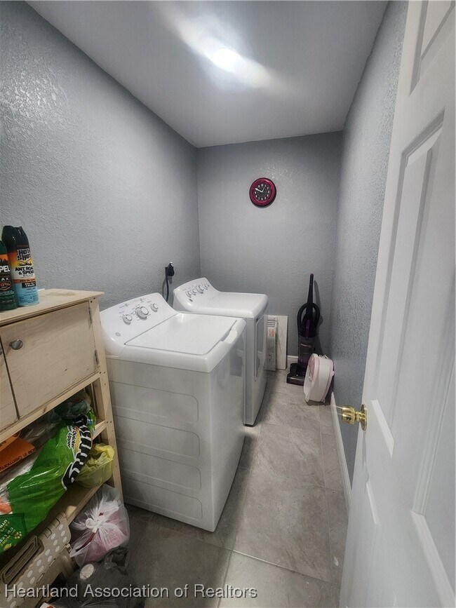 Building Photo - 2913 W Kevin Rd