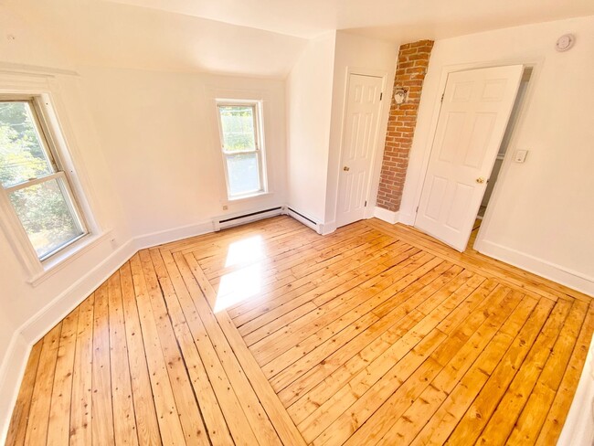 Building Photo - 1 Bedroom Apartment in South Burlington VT...