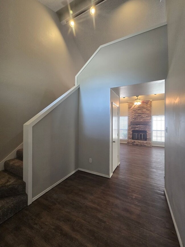 Building Photo - Awesome 2-Story 2/2/2 Townhouse in Southwe...