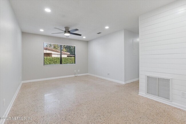 Building Photo - 863 Westgate Dr