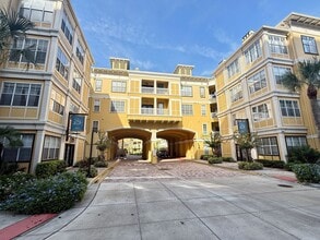 Building Photo - 860 N Orange Ave