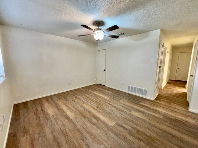 Building Photo - Pre-leasing for February - Updated 3 Bedroom 2 Bathroom Home