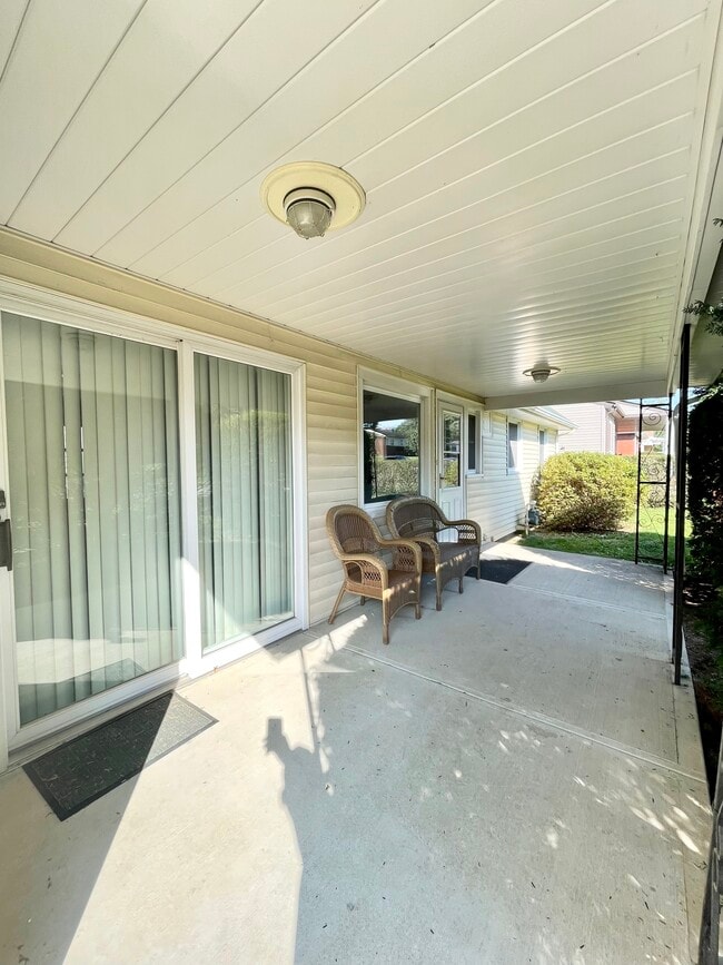 Building Photo - 613 Hickory Dr