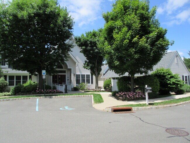 Building Photo - 33 High Pond Ln