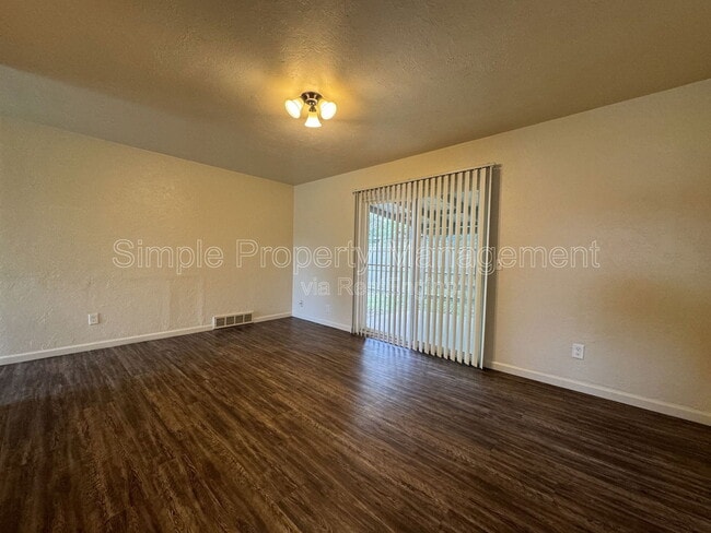 Building Photo - 1400 Brookdale Dr