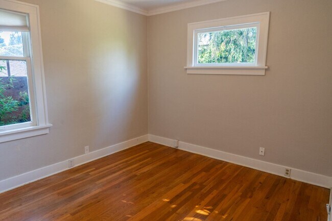 Building Photo - 4Bd/2Ba Seattle House