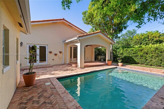 Building Photo - 1428 Medina Ave