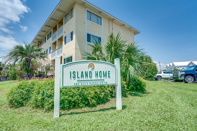 Primary Photo - Walk to the Beach from this Ground Floor 1...
