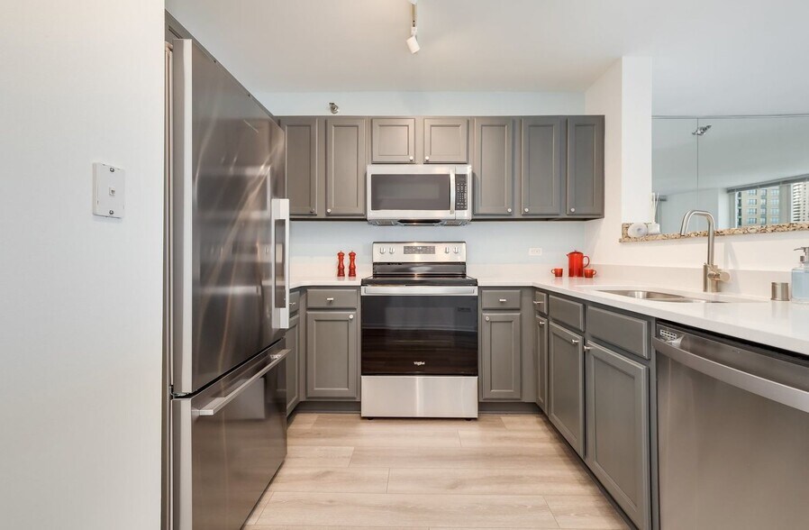 Building Photo - 345 N La Salle Dr