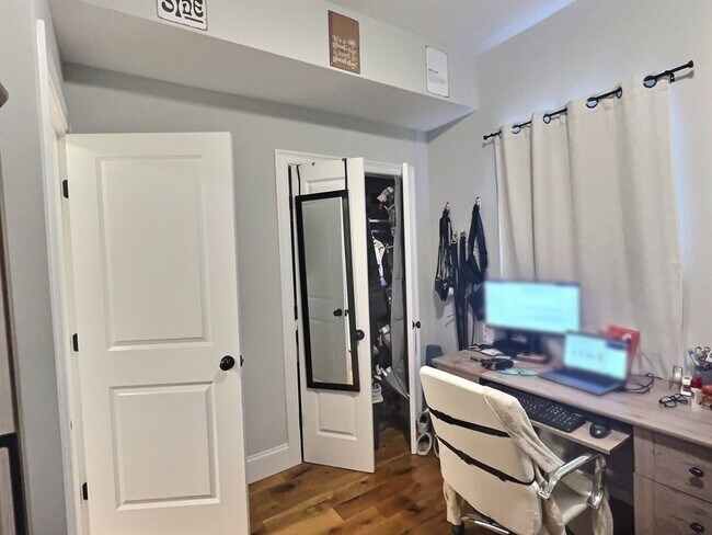 Building Photo - 260 Paris St