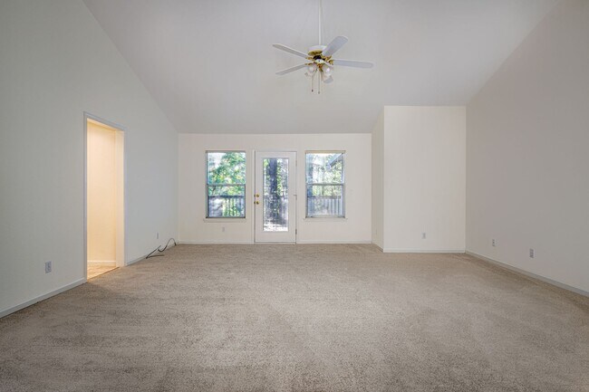 Building Photo - Spacious 3 Bedroom 2 Bathroom Home in Conv...