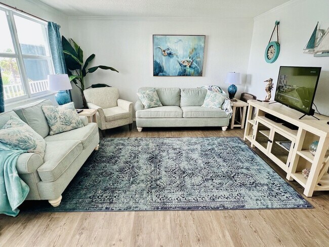 New furniture w/smart tv. Cable and Netflix. - 1859 Shore Dr S