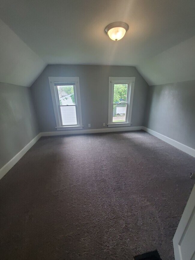 Building Photo - Nice 2 Bedroom 1 Bath House with Garage in...