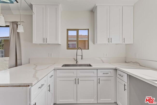 Building Photo - 1622 W 66th St