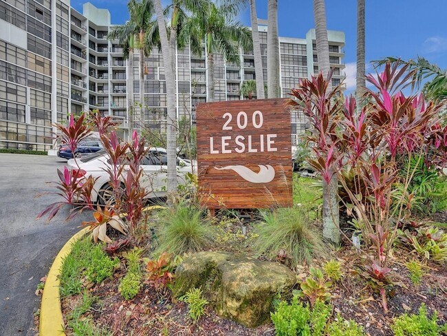 Primary Photo - 200 Leslie Dr