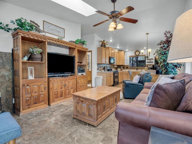 Building Photo - Cozy Furnished Country Club Home