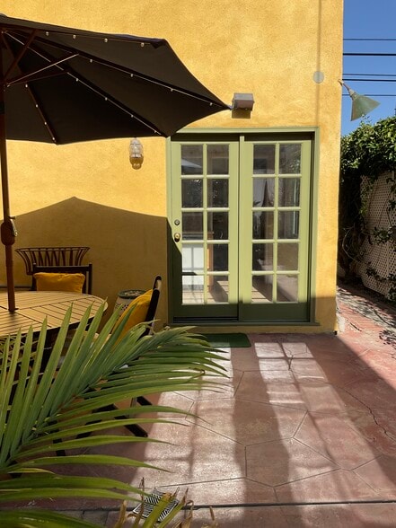 Building Photo - 5261 Cahuenga Blvd