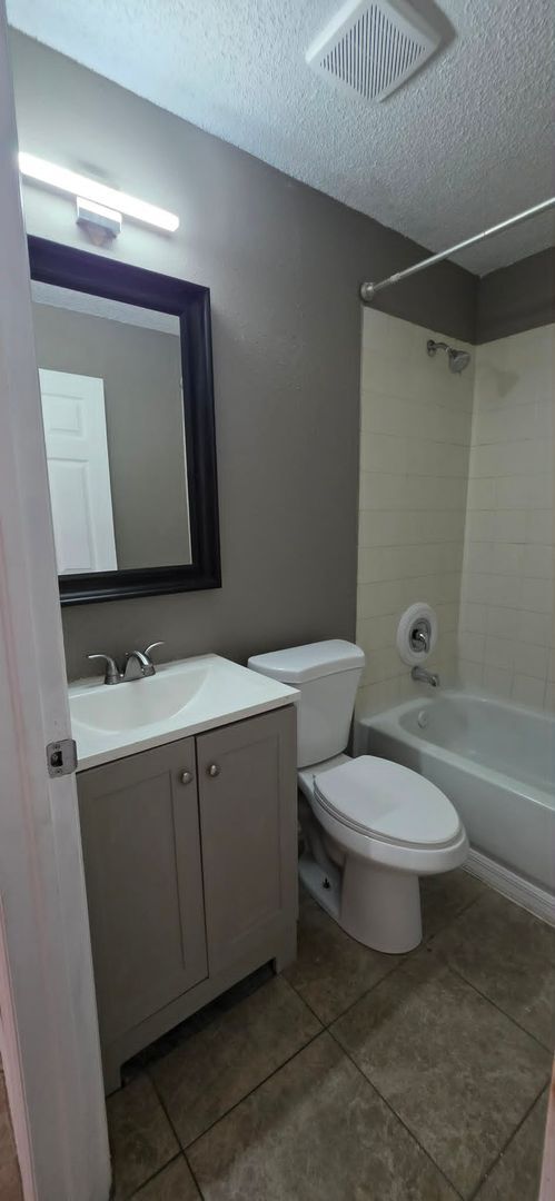 Building Photo - Spacious 3BR Home with Florida Room & Fenced Backyard