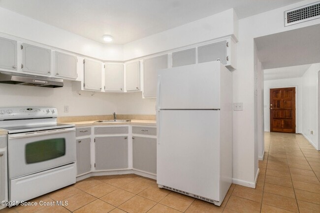 Building Photo - 212 E Towne Pl