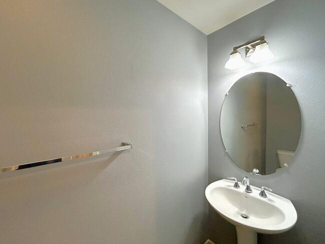 Building Photo - Beautiful Multi-Level 2-Bedroom Condo in Victoria Gardens HOA!