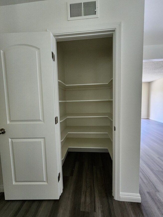 Building Photo - Newly Remodeled 3-Bedroom, 2-Bathroom Home for Rent – Los Alamitos