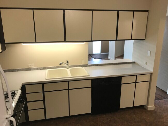 Building Photo - 811 S La Grange Rd