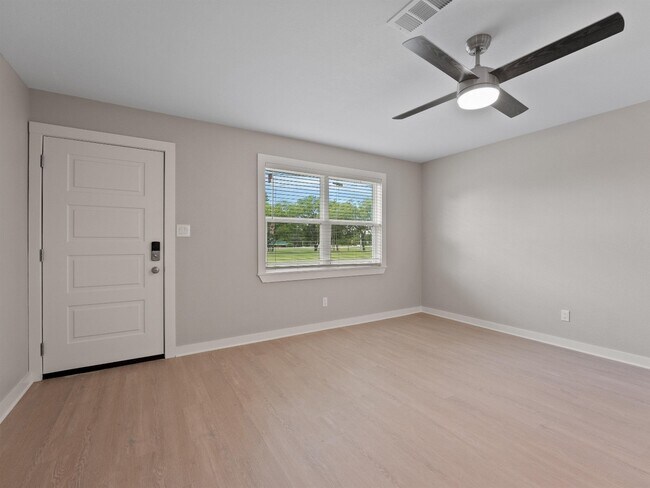 Building Photo - 421 S Interurban St